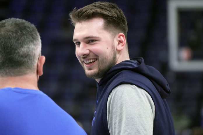 Doncic llega vestido del Real Madrid al partido Mavericks-Suns