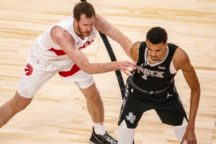 99-122. Wembanyama se gana a los aficionados de los Raptors con una exhibición de récord