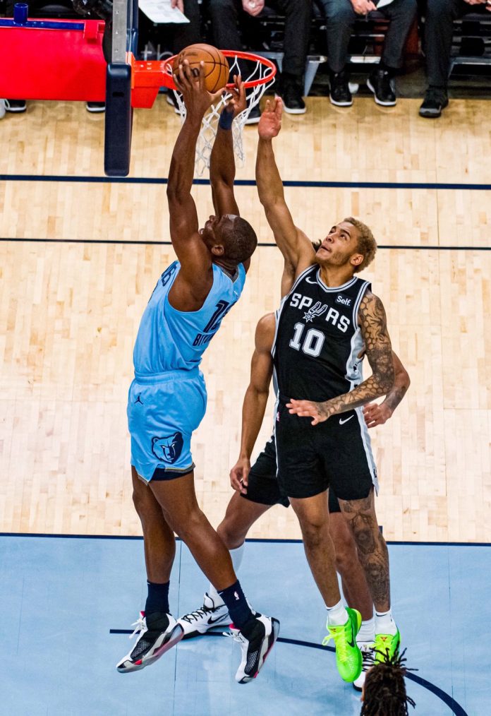 Biyombo se recupera tras sufrir un desvanecimiento en el banquillo de los Thunder
