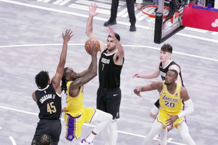 Los Suns asaltan Denver, Harden gana en 'Philly', los Lakers y los Rockets van en serio en la NBA