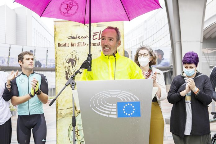 Español con ELA reta en bicicleta el Valle de la Muerte para hacer visible su enfermedad