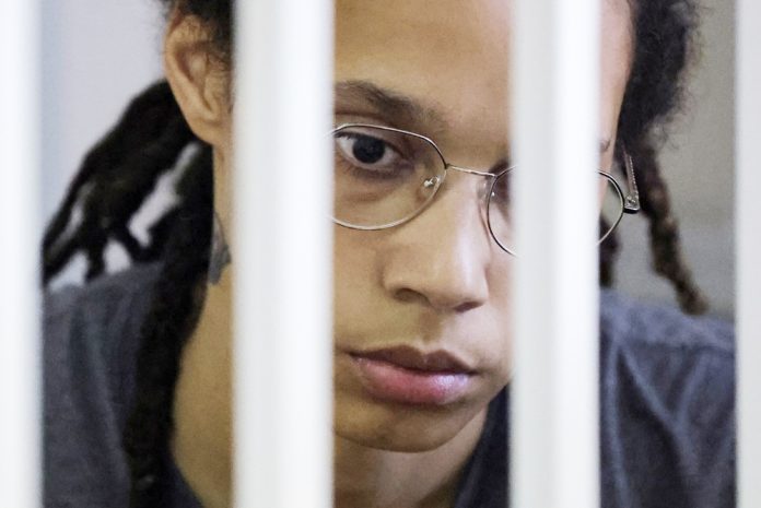 Brittney Griner dice que había "nidos de araña" y sangre en la cama de su prisión en Rusia