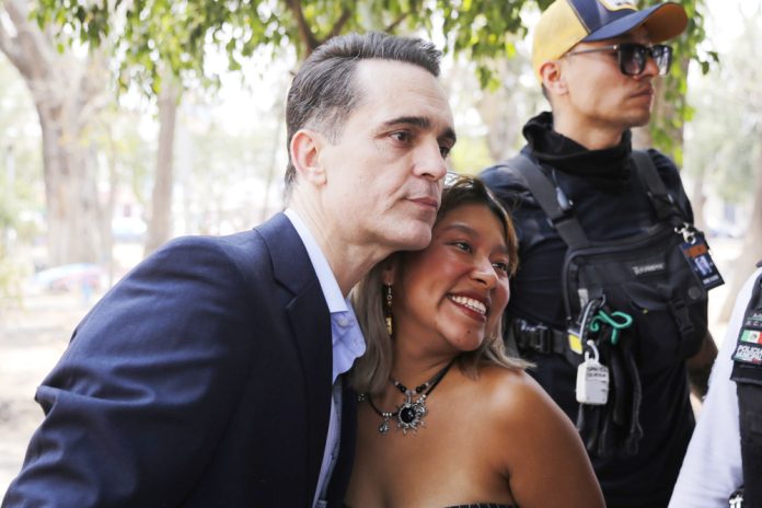 El español Pedro Alonso sorprende a la mexicana Puebla donde graba la serie 'El Juicio'