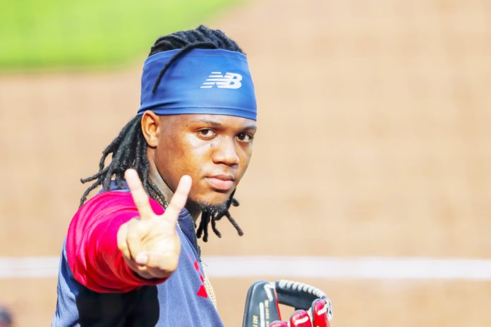 Los Bravos afrontan el desafío de reemplazar por el resto de temporada a Ronald Acuña Jr.