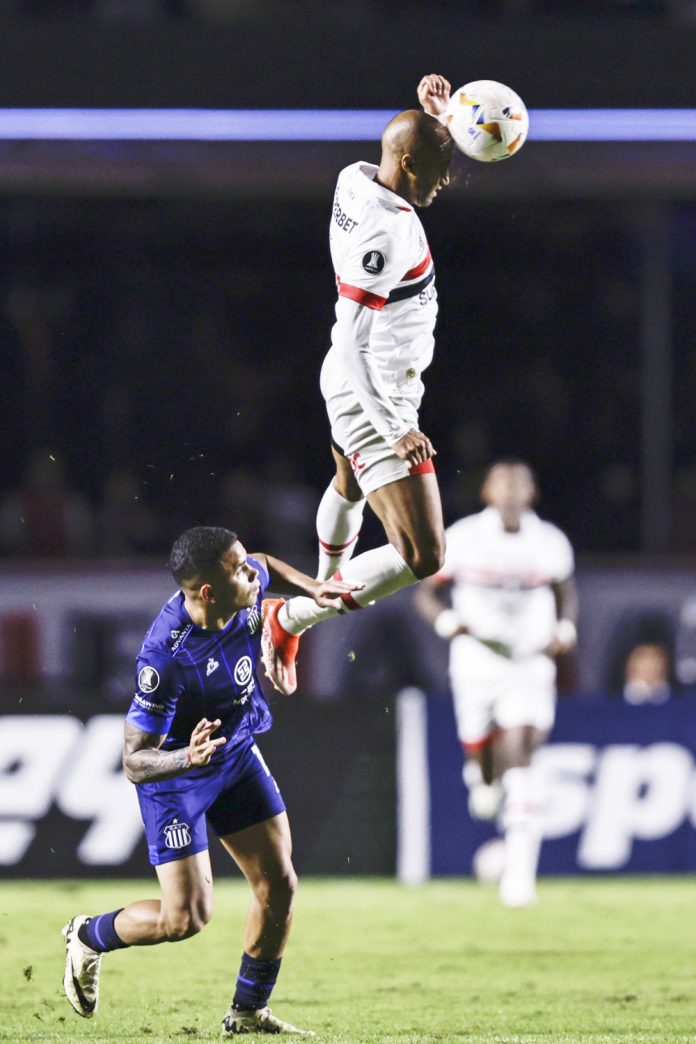2-0. São Paulo le birla el liderato a Talleres en un partido con tángana y polémica