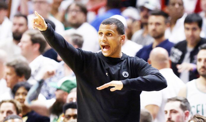 Joe Mazzulla: "Porzingis está luchando con todo para jugar"