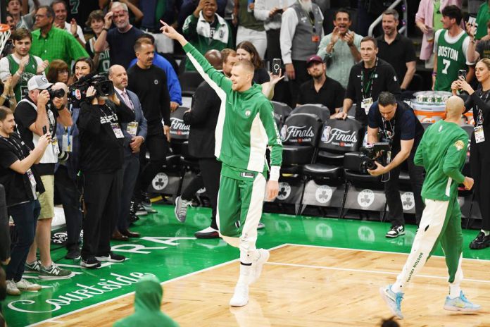 El Betis felicita a Porzingis, 'un bético campeón de la NBA'