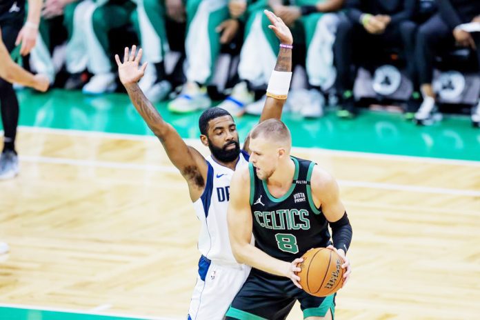 Porzingis sufre una "rara lesión" en el tendón tibial de la pierna izquierda