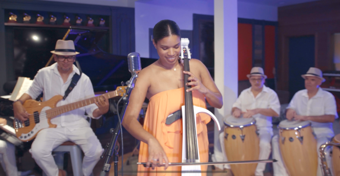 Se unen el guaguancó, el chelo y el lenguaje del jazz e incluye palabras en yorubá, la lengua nativa de su padre africano.