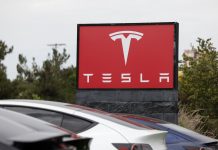 Tesla avisa que Musk podría irse si no se le concede un billón de dólares en acciones