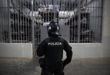 Los venezolanos enviados por EEUU a la cárcel de Bukele denuncian torturas, revela HRW