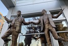 Reaparece estatua de Trump y Epstein en plena polémica por correos publicados